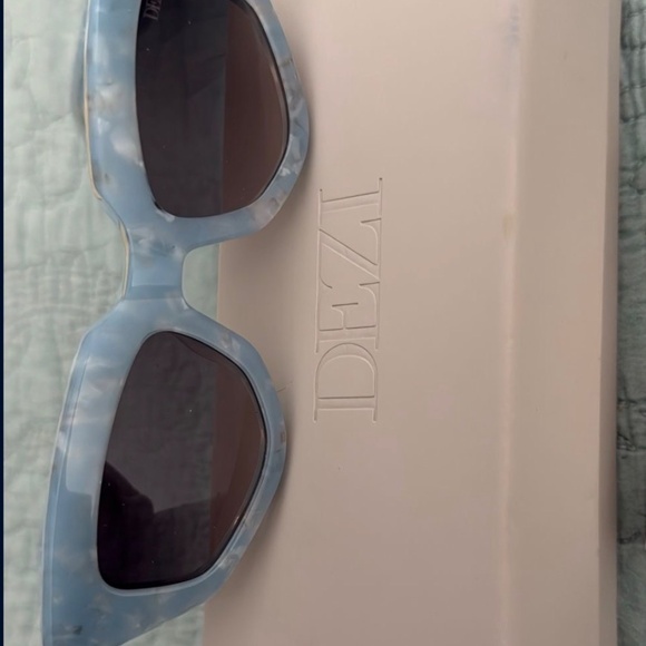 DEZI - Picture 2 of 3